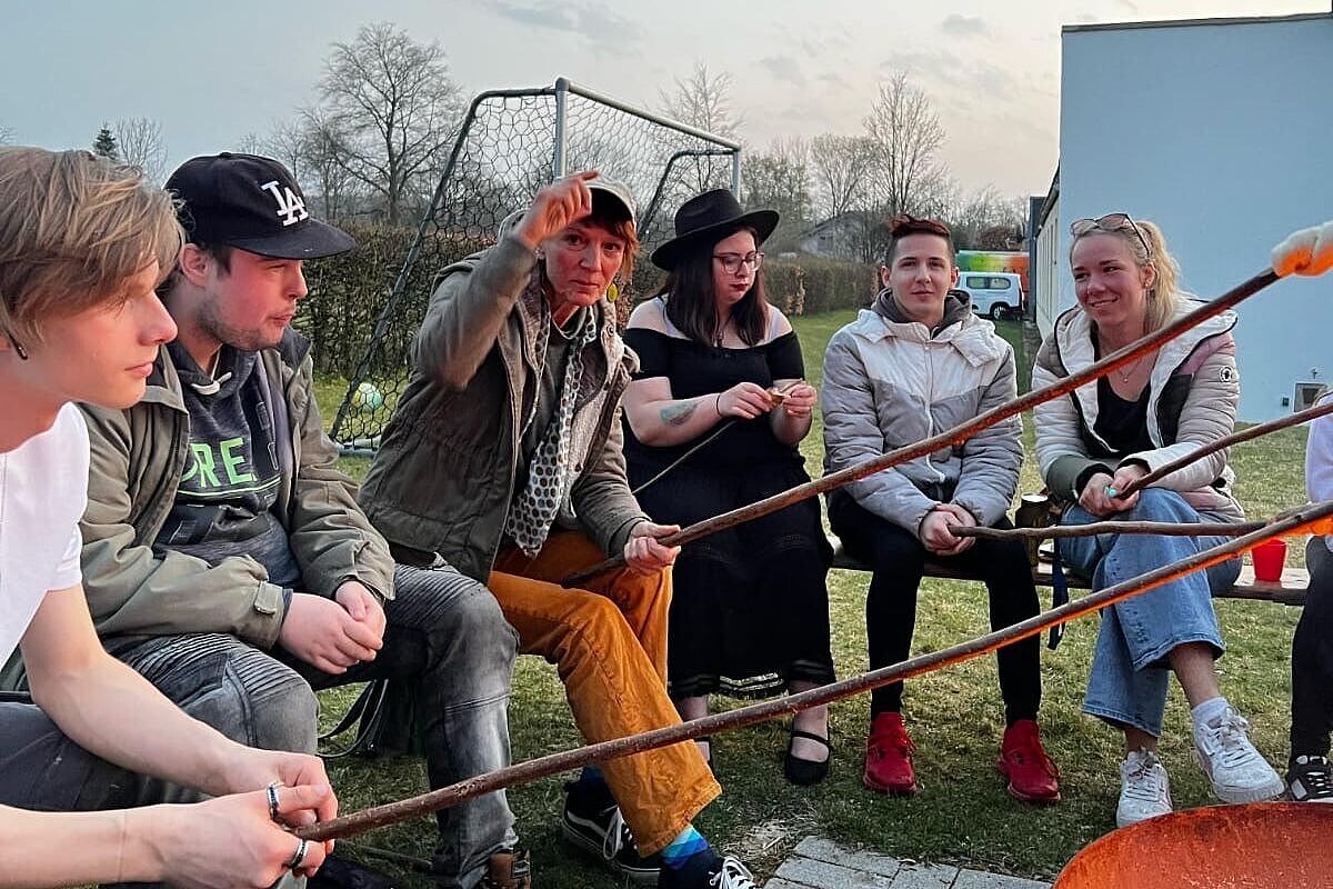 Jugendliche am Lagerfeuer