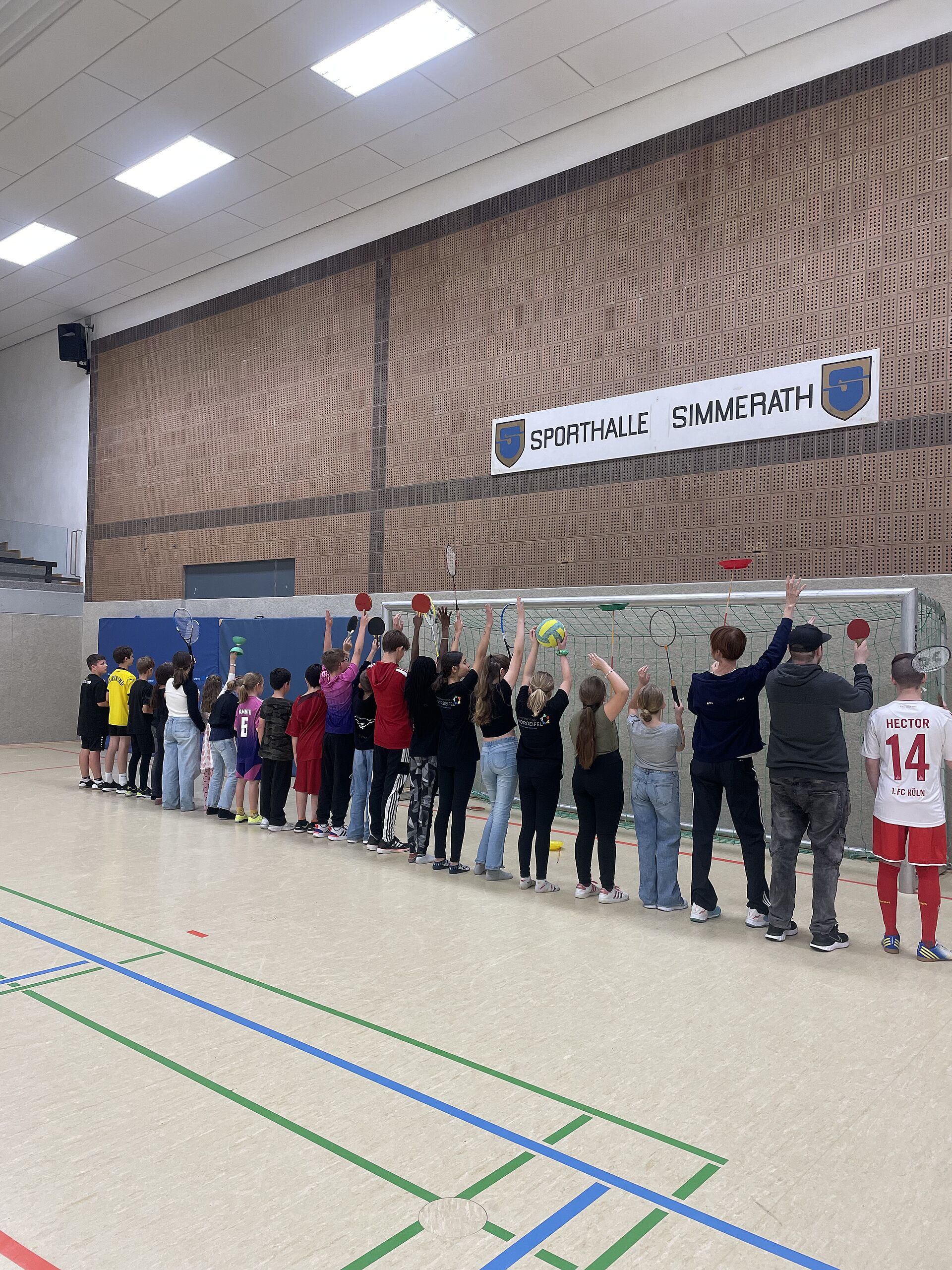 Jugendliche in einer Sporthalle