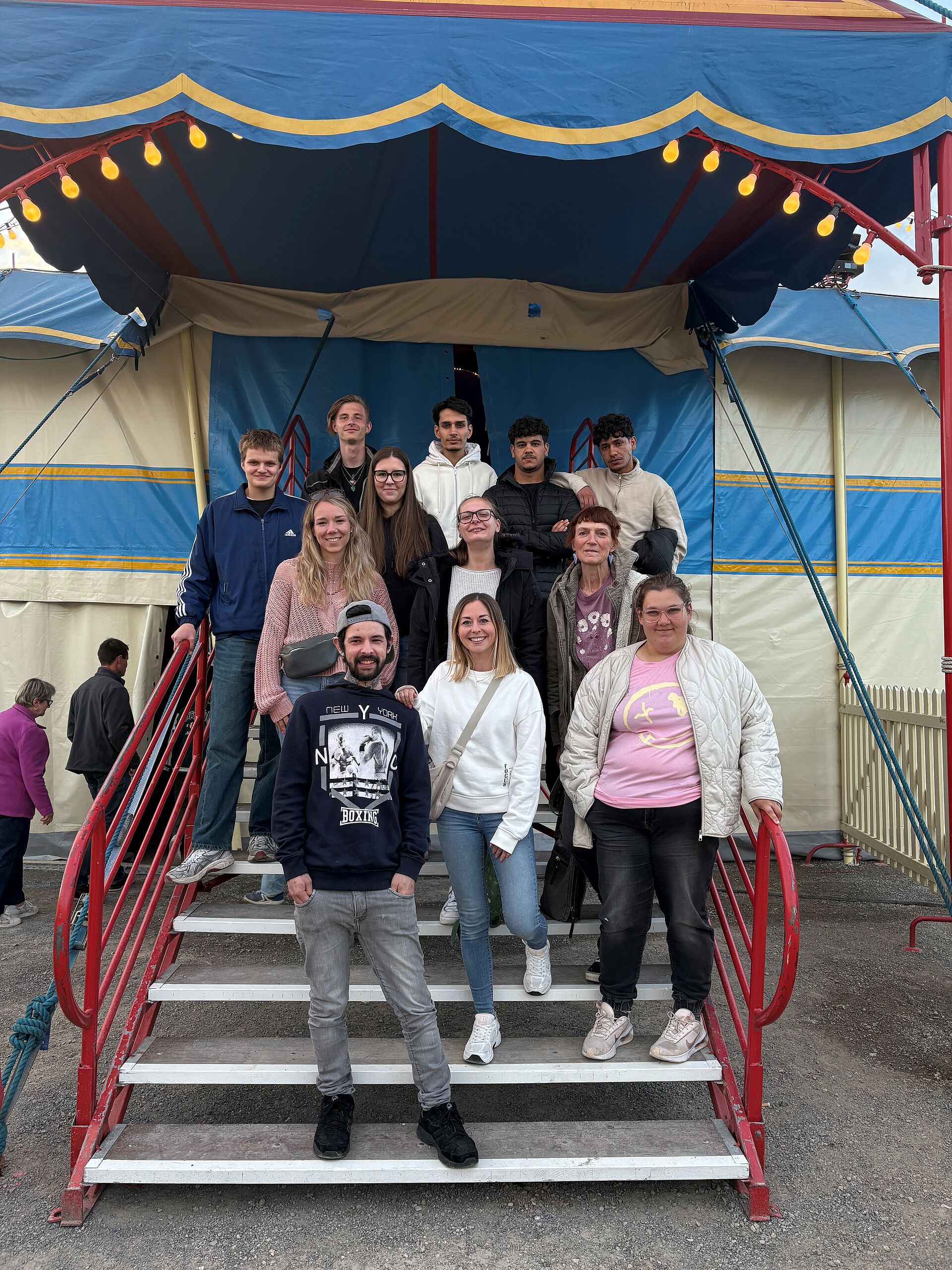 Jugendliche vor dem Roncalli-Circus-Zelt.