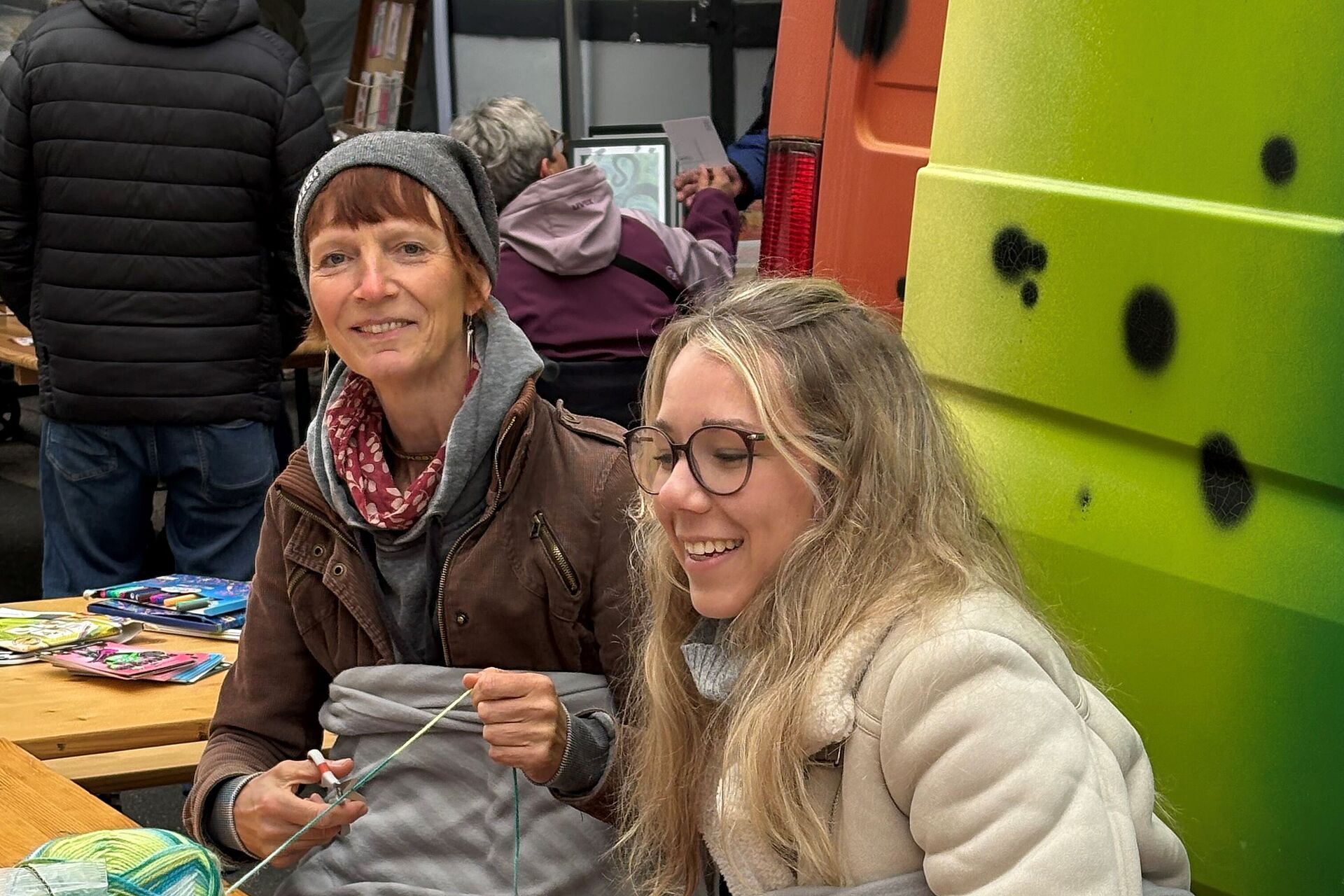 Kreativangebot für Kinder beim Kraremannstag in Simmerath mit Joelin von der Mobilen Jugendarbeit, gemeinsam mit Babette Siewe von Jugendaktiv Simmerath.