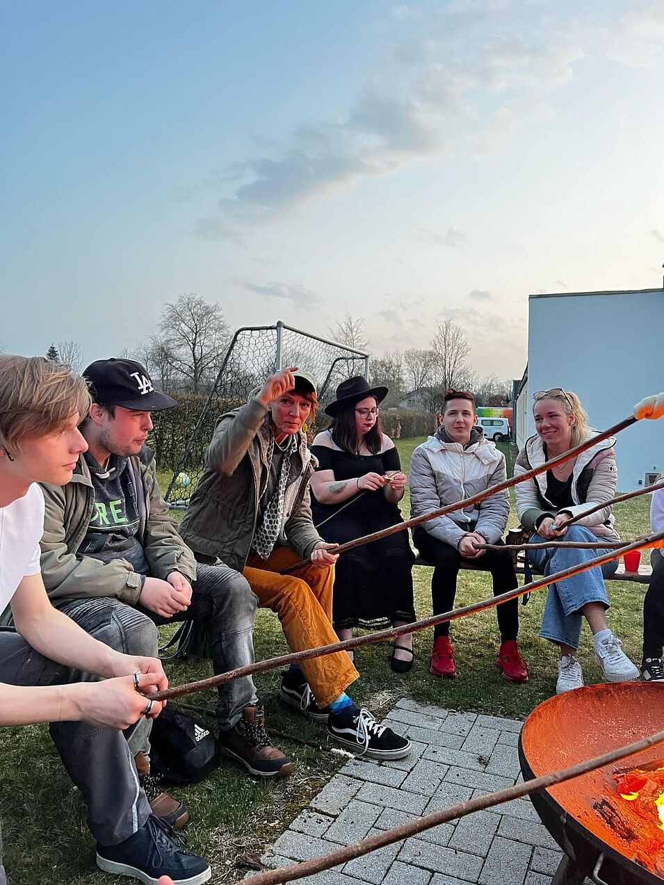 Mehrere Menschen am Lagerfeuer